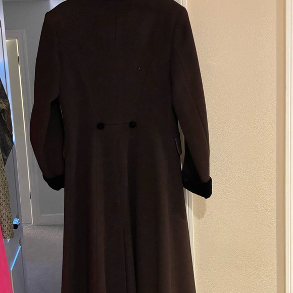 Halston size 6 brown wool coat with black velvet trim - Picture 4 of 4